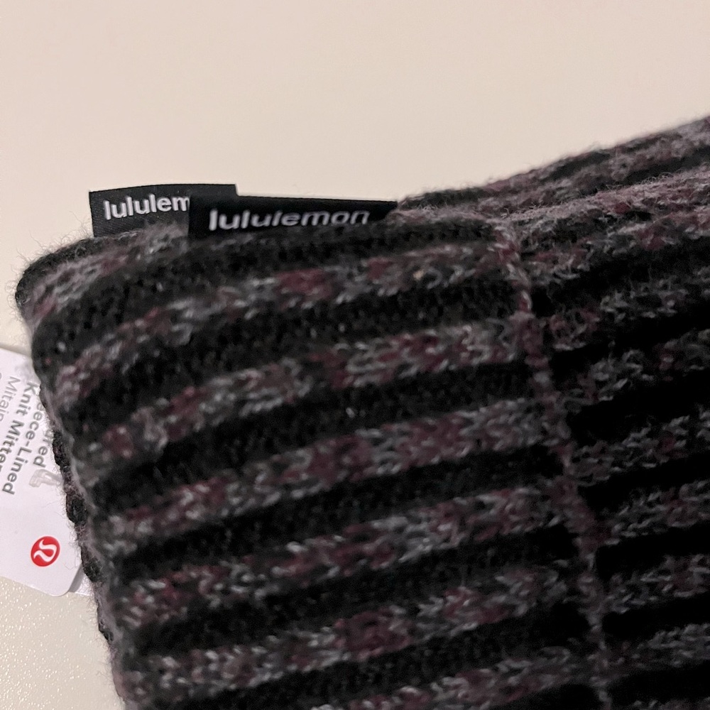 Lululemon mittens one size